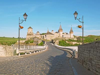 Замковий міст із Кам’янець-Подільською фортецею на задньому плані